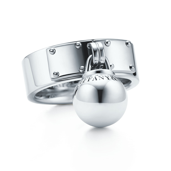 Tiffany Hard Wear系列,懸掛球形純銀戒指,16,000元。